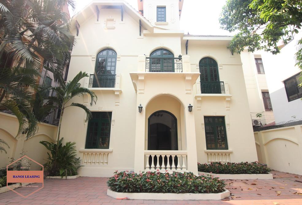 Garden and swimming pool villa rental in the heart of Tay Ho