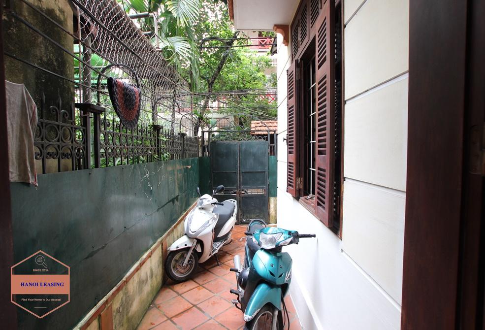 Cheap and nice house with 3 bedrooms for rent in Dang Thai Mai st, Tay Ho, Hanoi