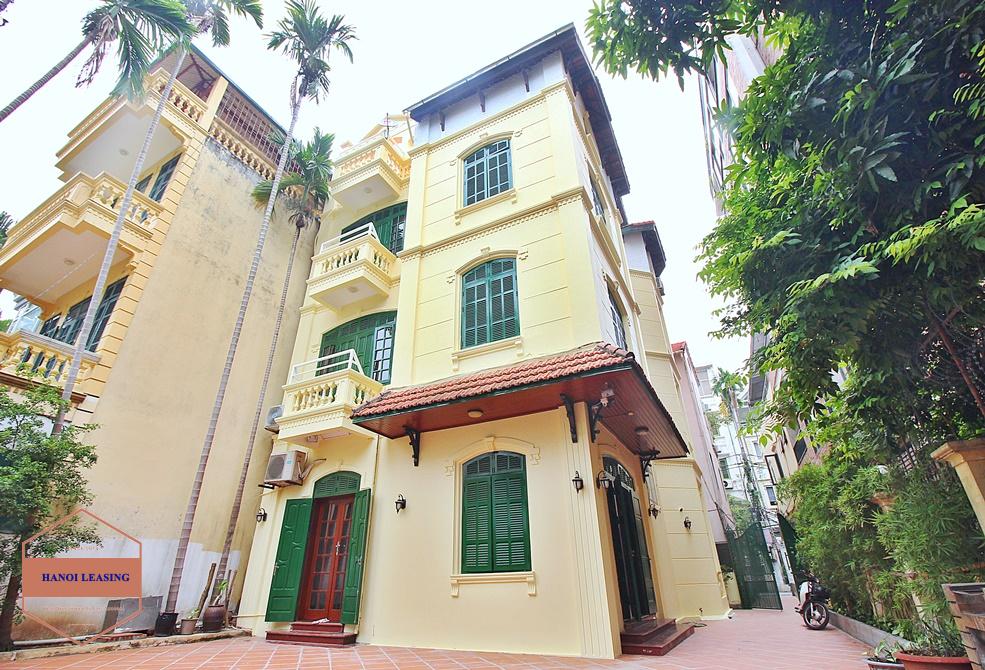 550 sqm garden and swimming pool villa for rent in Tay Ho