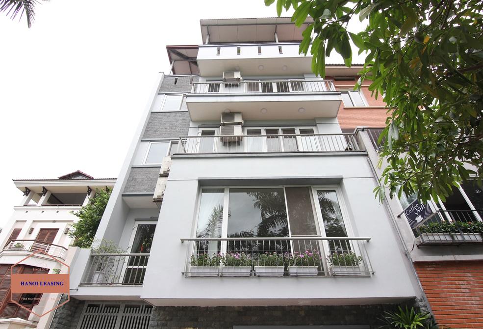 Lakeside house for rent in Tay Ho with amazing lake view