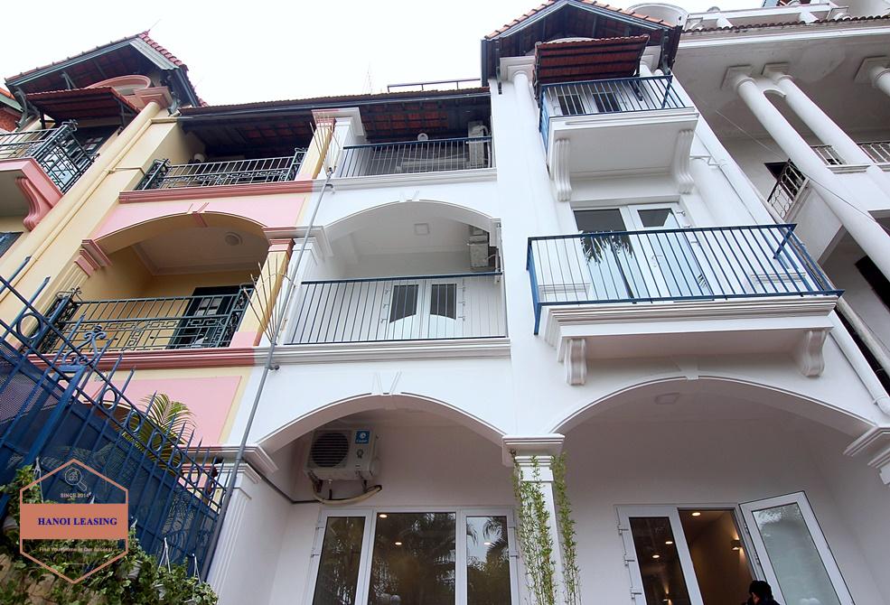 4 bedrooms/ 4 bathrooms mini-villa in Xom Chua westlake, Tay Ho, Hanoi for rent
