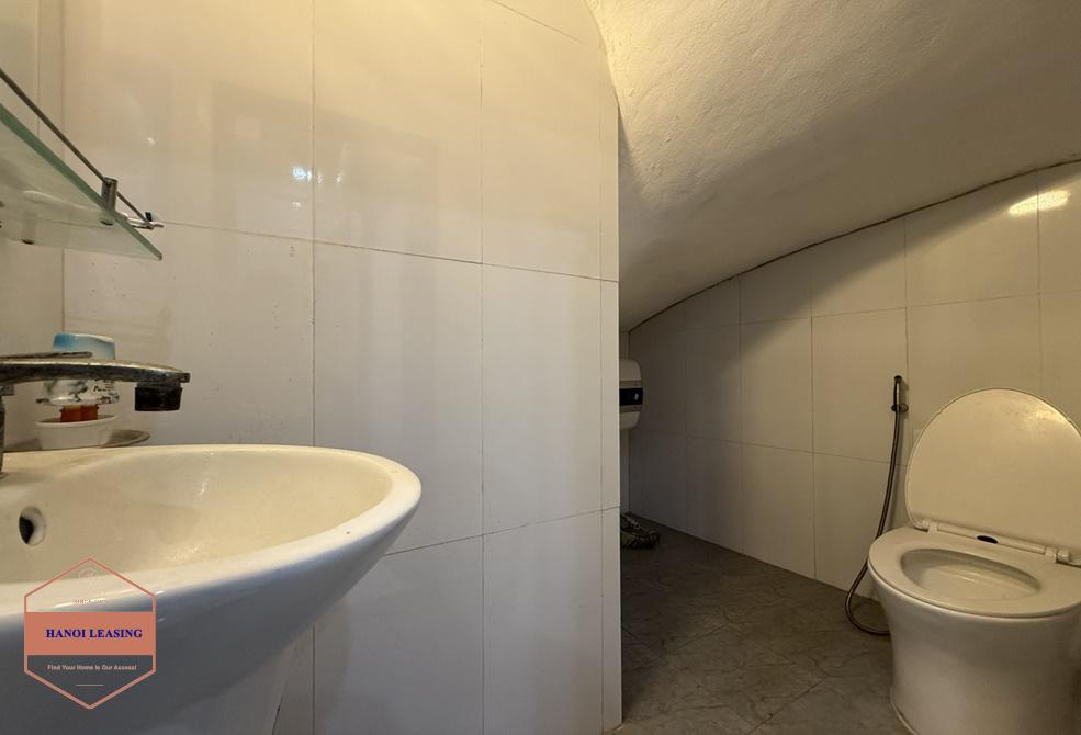 Nice house with couryard for rent in Nghi Tam st, Tay Ho Nice house with couryard for rent in Nghi Tam st, Tay Ho