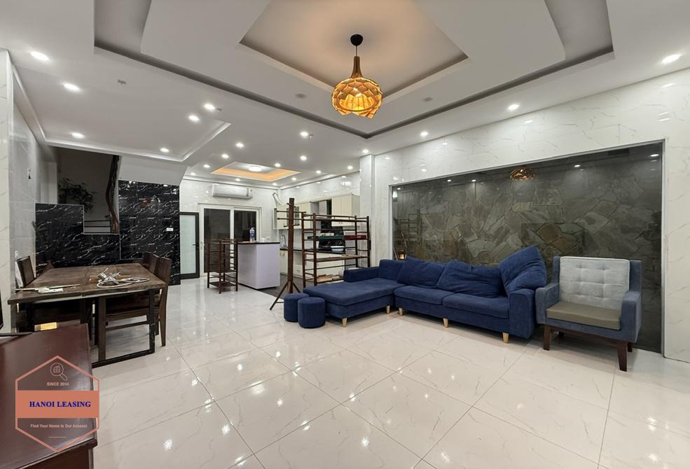 Nice house with couryard for rent in Nghi Tam st, Tay Ho Nice house with couryard for rent in Nghi Tam st, Tay Ho