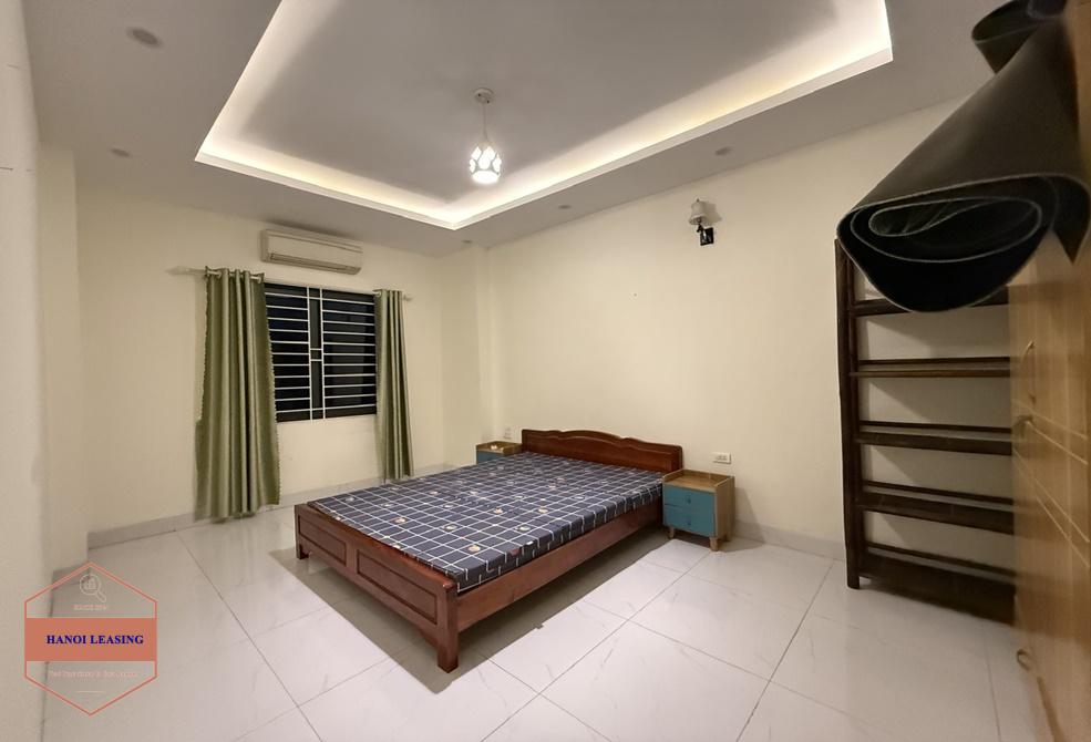 Nice house with couryard for rent in Nghi Tam st, Tay Ho Nice house with couryard for rent in Nghi Tam st, Tay Ho