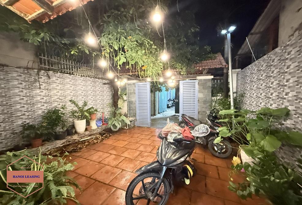 Nice house with couryard for rent in Nghi Tam st, Tay Ho Nice house with couryard for rent in Nghi Tam st, Tay Ho