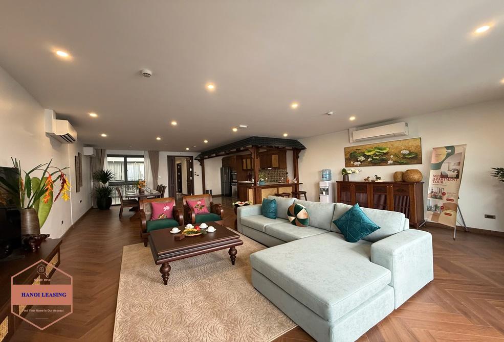 Lake view apartment with 4 bedrooms for rent in Xuan dieu st, Tay Ho