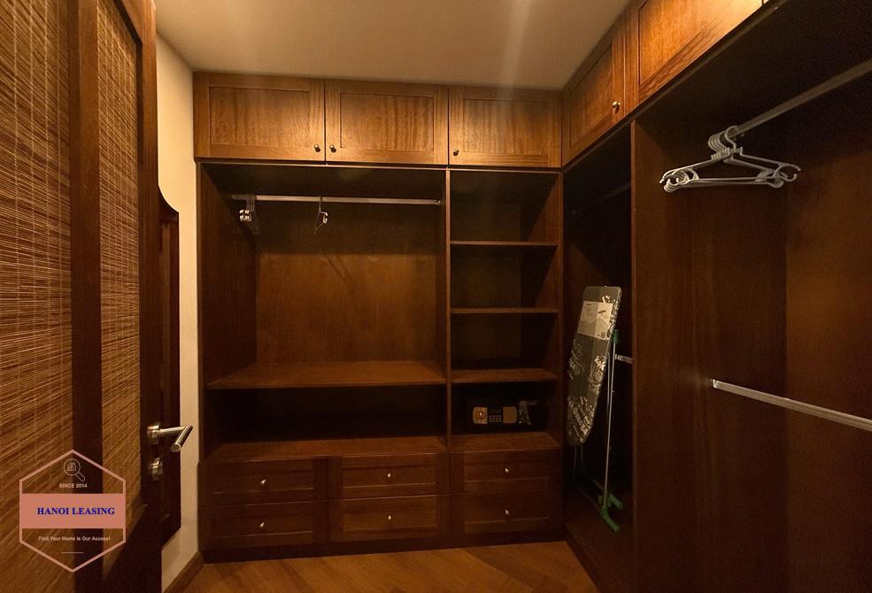 Lake view apartment with 4 bedrooms for rent in Xuan dieu st, Tay Ho Lake view apartment with 4 bedrooms for rent in Xuan dieu st, Tay Ho