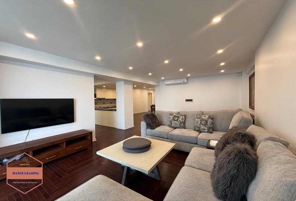 Lake view apartment with 3 bedrooms for rent in Tu Hoa st, Tay Ho
