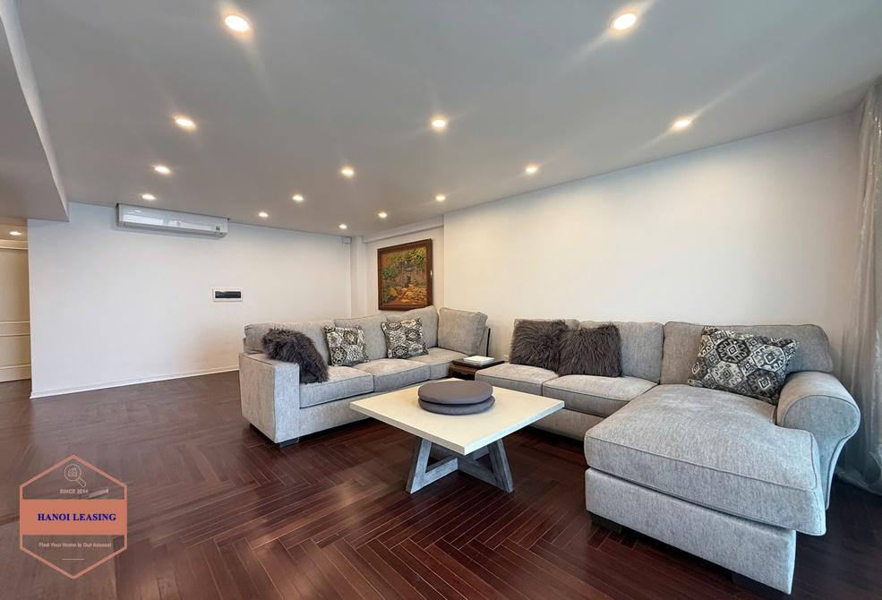 Lake view apartment with 3 bedrooms for rent in Tu Hoa st, Tay Ho Lake view apartment with 3 bedrooms for rent in Tu Hoa st, Tay Ho
