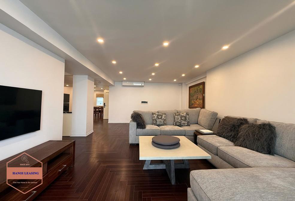 Lake view apartment with 3 bedrooms for rent in Tu Hoa st, Tay Ho Lake view apartment with 3 bedrooms for rent in Tu Hoa st, Tay Ho