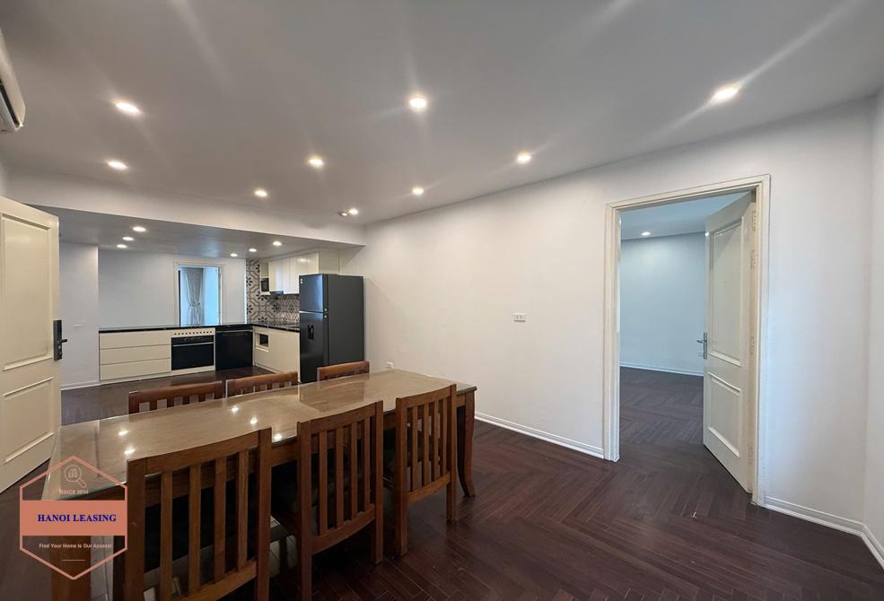Lake view apartment with 3 bedrooms for rent in Tu Hoa st, Tay Ho Lake view apartment with 3 bedrooms for rent in Tu Hoa st, Tay Ho