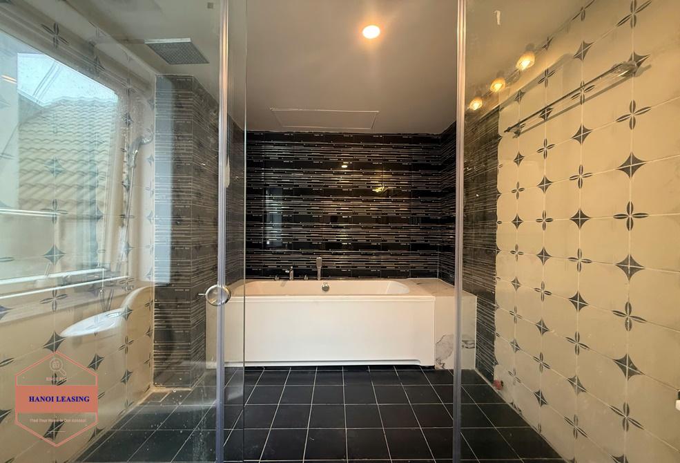Lake view apartment with 3 bedrooms for rent in Tu Hoa st, Tay Ho Lake view apartment with 3 bedrooms for rent in Tu Hoa st, Tay Ho