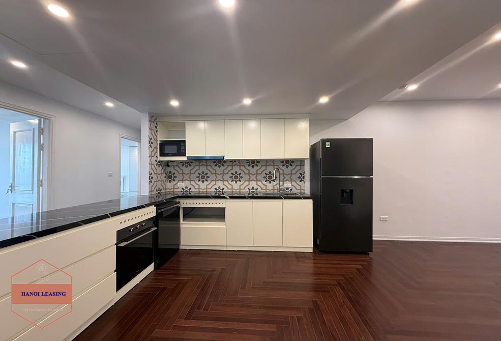 Lake view apartment with 3 bedrooms for rent in Tu Hoa st, Tay Ho Lake view apartment with 3 bedrooms for rent in Tu Hoa st, Tay Ho