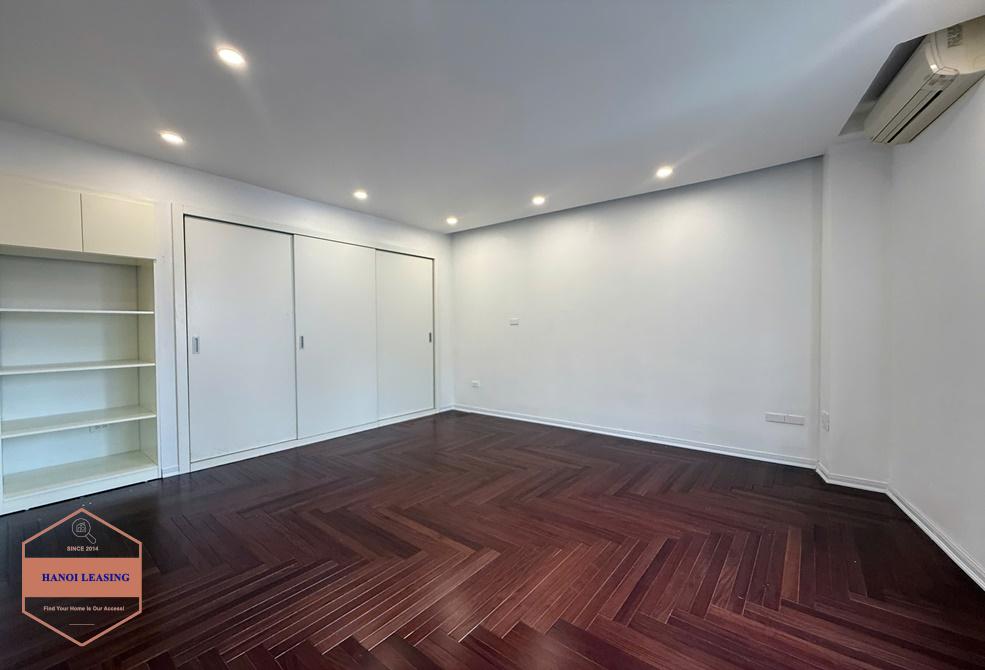 Lake view apartment with 3 bedrooms for rent in Tu Hoa st, Tay Ho Lake view apartment with 3 bedrooms for rent in Tu Hoa st, Tay Ho