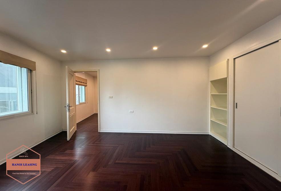 Lake view apartment with 3 bedrooms for rent in Tu Hoa st, Tay Ho Lake view apartment with 3 bedrooms for rent in Tu Hoa st, Tay Ho