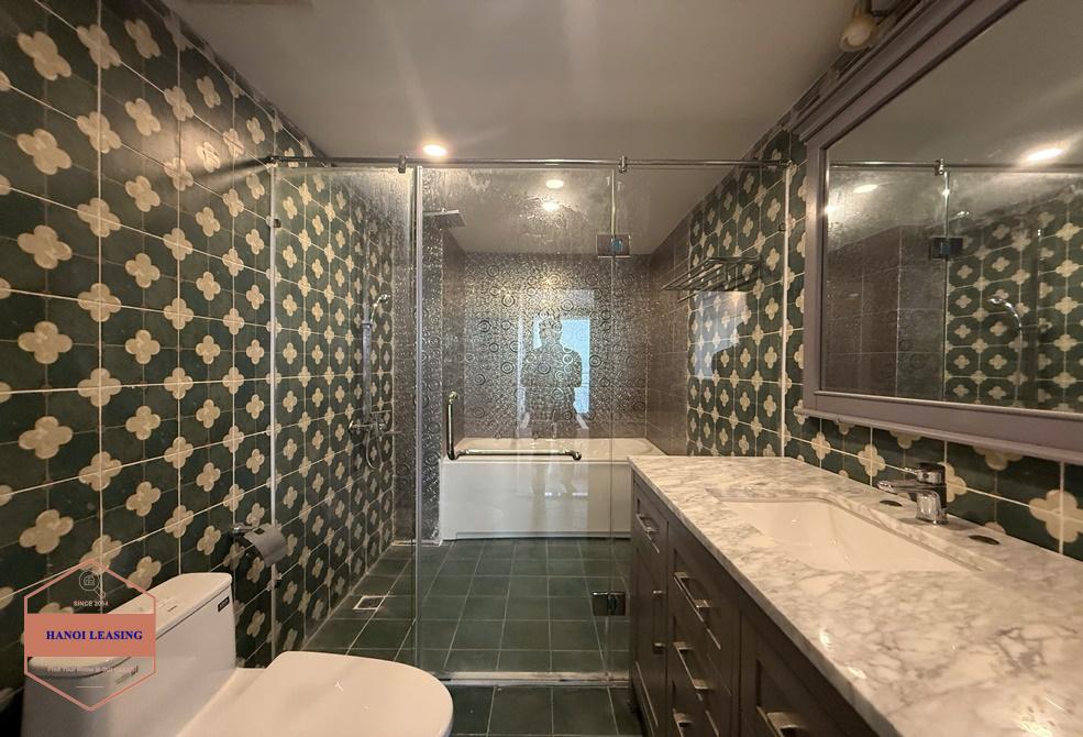 Lake view apartment with 3 bedrooms for rent in Tu Hoa st, Tay Ho Lake view apartment with 3 bedrooms for rent in Tu Hoa st, Tay Ho