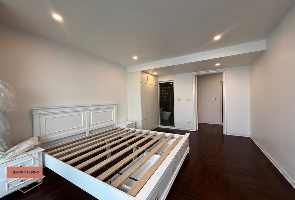 Lake view apartment with 3 bedrooms for rent in Tu Hoa st, Tay Ho Lake view apartment with 3 bedrooms for rent in Tu Hoa st, Tay Ho