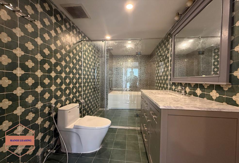 Lake view apartment with 3 bedrooms for rent in Tu Hoa st, Tay Ho Lake view apartment with 3 bedrooms for rent in Tu Hoa st, Tay Ho