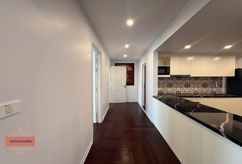 Lake view apartment with 3 bedrooms for rent in Tu Hoa st, Tay Ho Lake view apartment with 3 bedrooms for rent in Tu Hoa st, Tay Ho