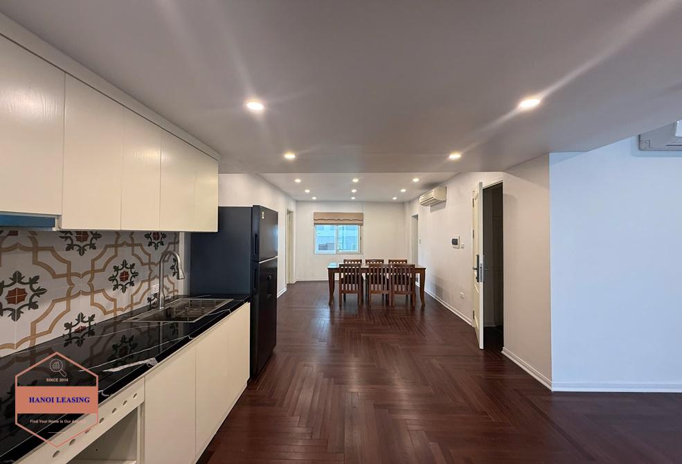 Lake view apartment with 3 bedrooms for rent in Tu Hoa st, Tay Ho Lake view apartment with 3 bedrooms for rent in Tu Hoa st, Tay Ho